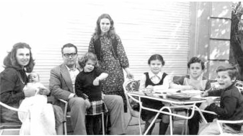 FOTO 1 Pie de foto La familia a principios de los anos ochenta.