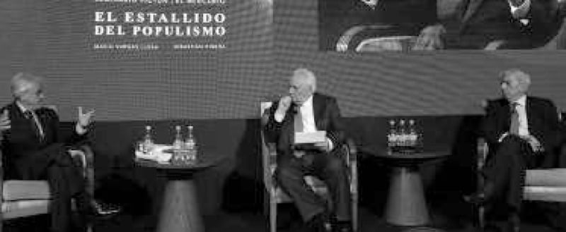 FOTO 25 Pie de foto Moderando el foro El Estallido del Populismo con la participacion de Sebastian Pinera y del Nobel Mario Vargas Llosa.