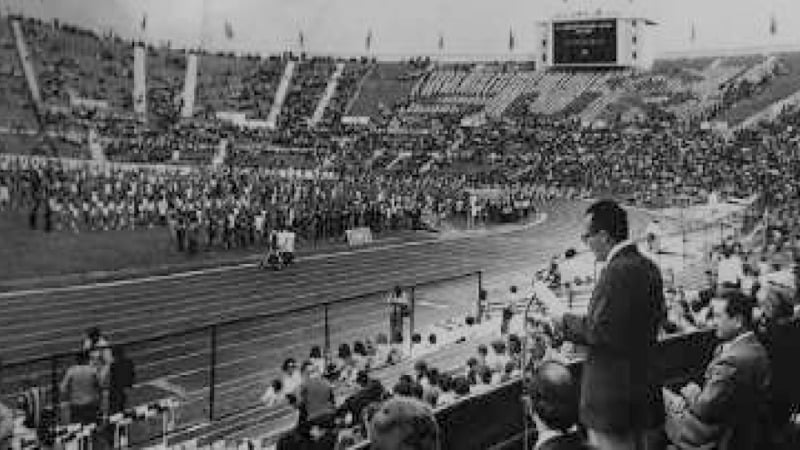 FOTO 6 Pie de foto Discurso inaugural del primer Campeonato Interescolar Nacional de Atletismo en el Estadio Nacional.